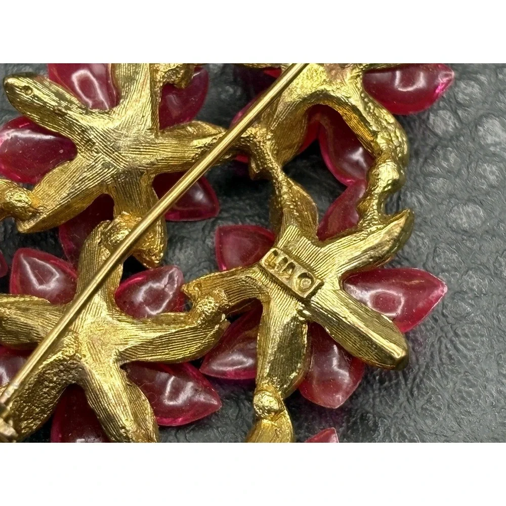 LIA Lalique Pink Lucite Poinsettia Christmas Tree Brooch Gold Tone Star